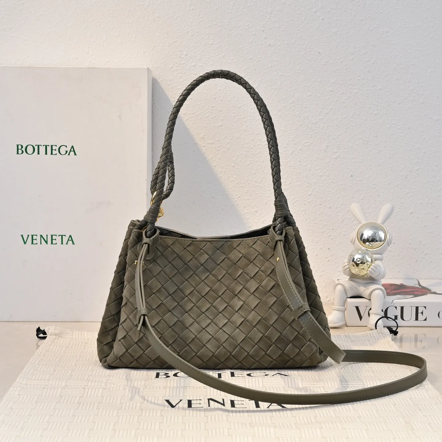 Batch 2060 BOTTEGA VENETA2025 new autumn medium suede parachuta has a unique appearance with the iconic metal knot, and a whole piece of leather folds the four corners into a parachute shape! The exquisite Knot metal buckle is like putting jewelry on a bag. It is high-end and elegant. Its super capacity can hold all your things! The overall effect of this bag is very different from before. It is neither too delicate to provide a large capacity nor too bulky because of its practicality. It simply provides a perfectly suitable bag for casual and simple people👜 Style number: 5921 Size: 29.5*18.5*17.5cm